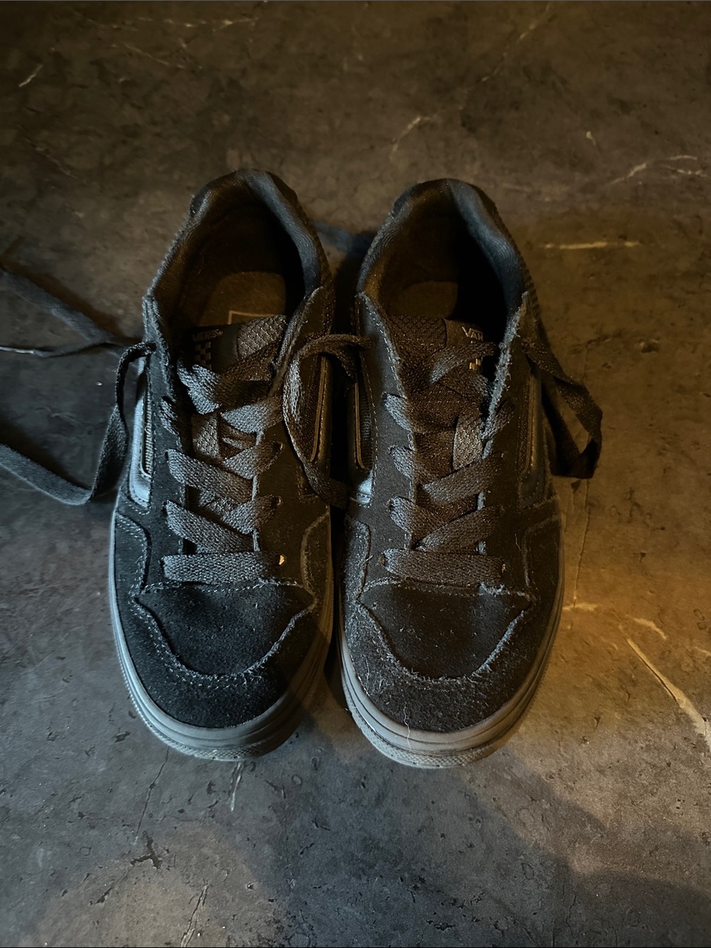 Vans boy’s Black Low-Top Skate Sneakers-Size 2